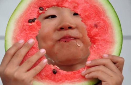 孩子吃瓜父母拍照,孩子吃瓜瞬间，父母镜头下的温馨瞬间