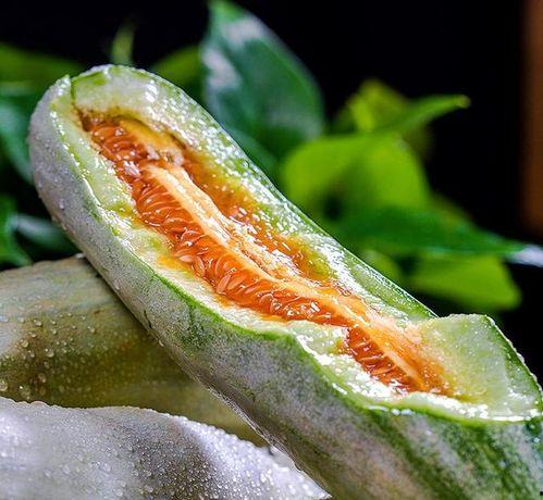 周诗雨吃羊角瓜