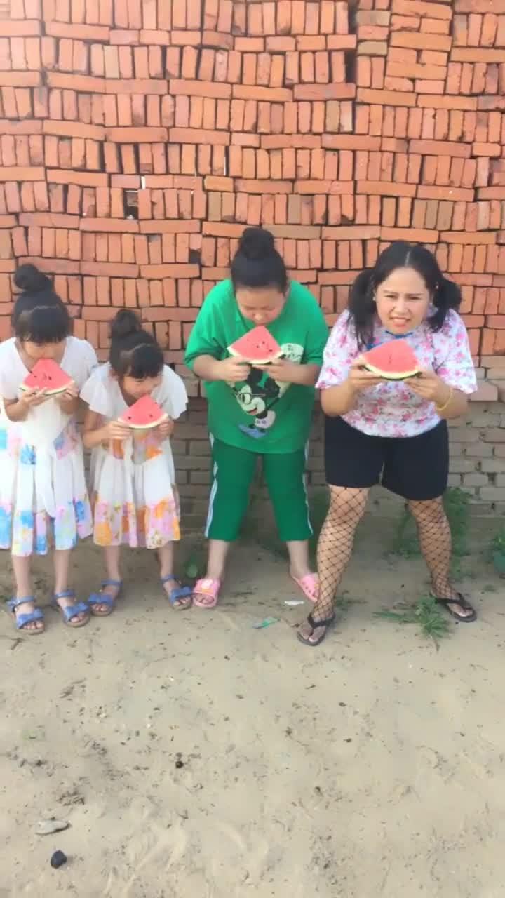 现场众人吃瓜图片搞笑视频,搞笑视频笑翻众人