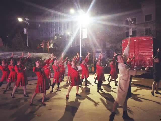 农村舞台表演吃瓜视频大全,欢乐农趣，笑料横生