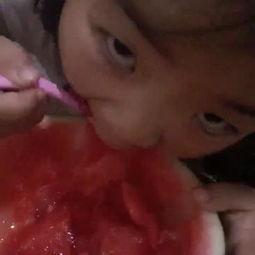吃瓜就变婴儿视频,神奇视频引发网友热议