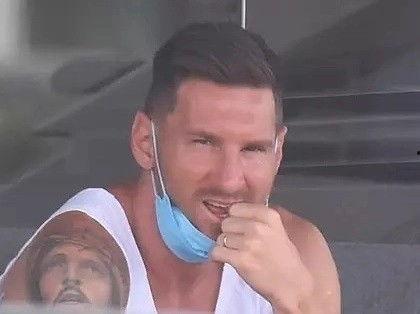 吃瓜边吃边哭的视频大全